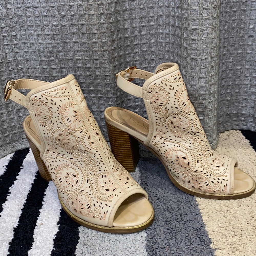 Gently worn gold stoned heels 👠
